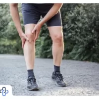 فردی در حال لنگیدن به دلیل دیسک کمر و درد پای راست| دکتر مثبت